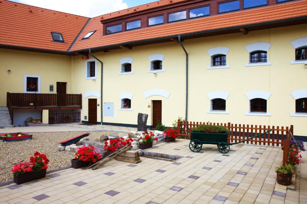 Třebíz Hotel Pod Sluncem מראה חיצוני תמונה